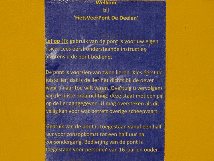 De instructies voor wie het veer wil gebruiken zijn duidelijk