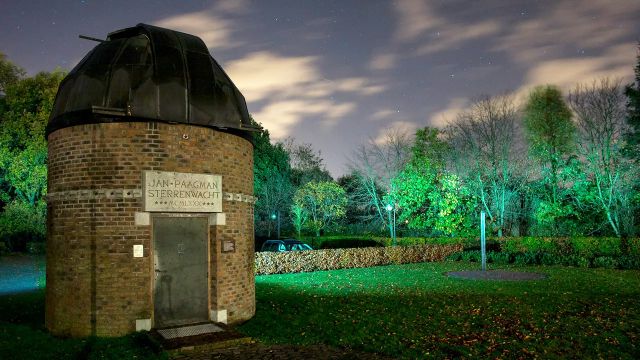 rond gebouw van de sterrenwacht bij nacht in het veld