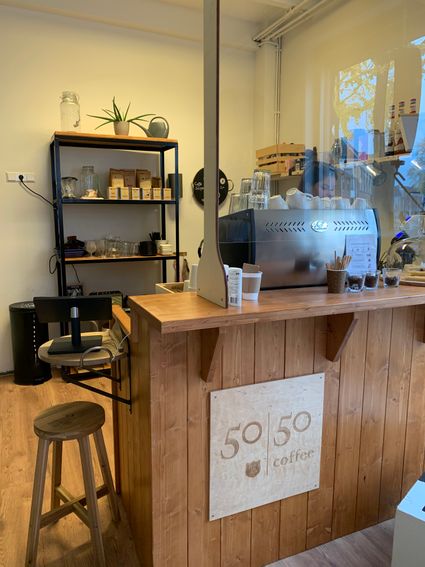 De bar van Koffiebranderij Overhoop in Woerden, waar vers gebrande specialty koffie wordt gezet in een sfeervolle, ambachtelijke omgeving.