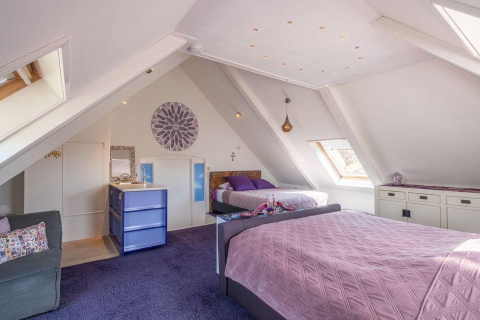 2x1-persoonsbed/boxspring (de bedden kunnen tegen elkaar worden geschoven, maar ook uit elkaar) 1x2-persoonsbed (de bedden kunnen niet uit elkaar geschoven worden) Wastafel