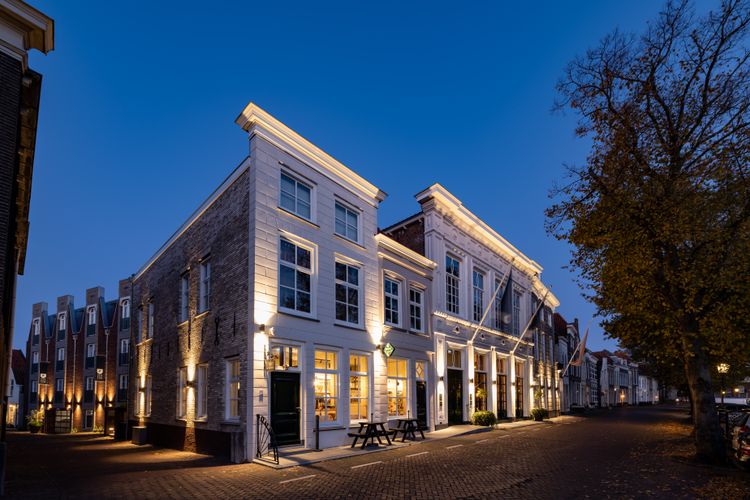 Op-Schouwen-Duiveland-Mondragon-Buitenaanzicht-In-De-Avond-Verlicht