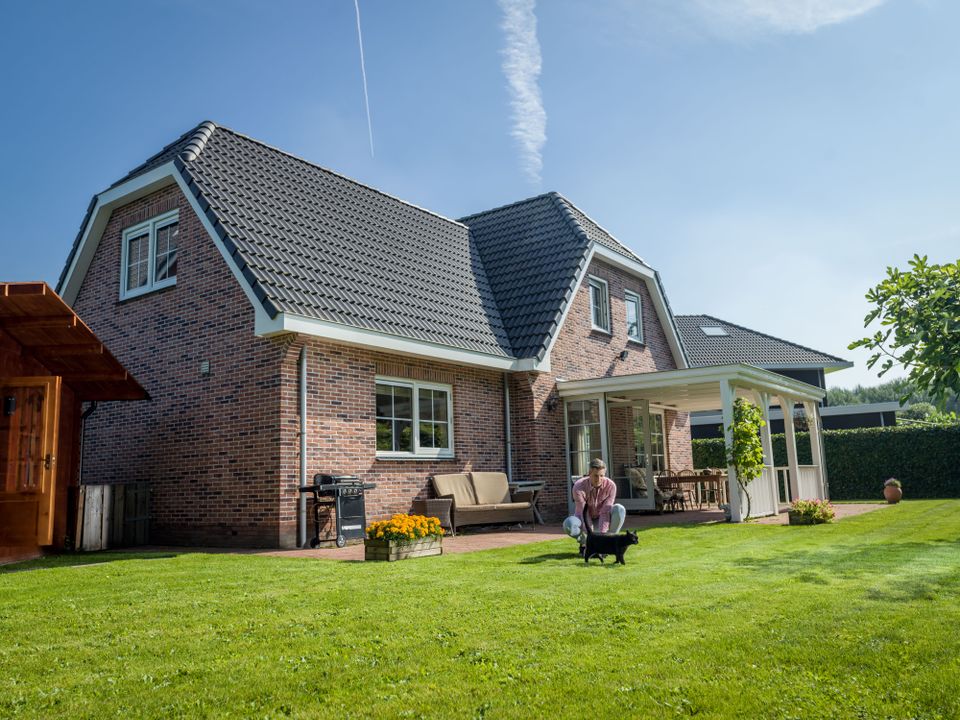Woning in Oosterwold met een man en een kat in de tuin in Almere, Flevoland