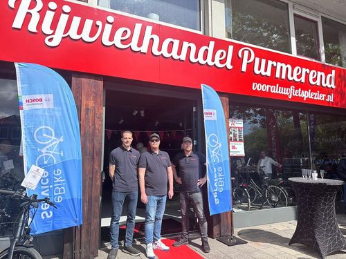 Voorgevel Rijwielhandel in Purmerend met personeel