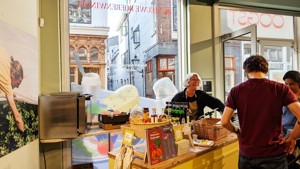 Winkel Oogst in Leiden met baliemedewerker.