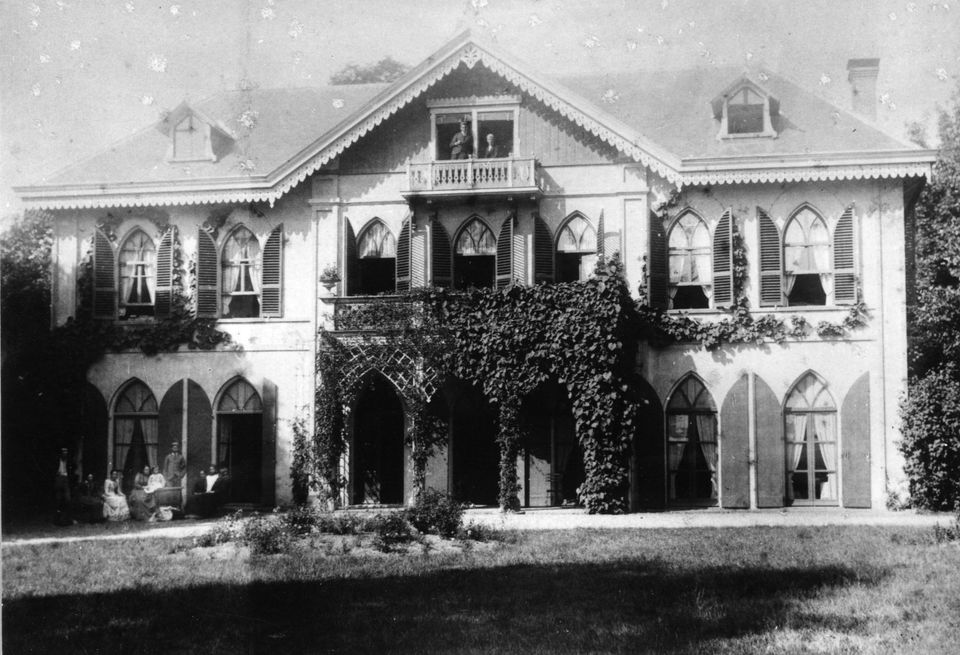 In Oosterbeek bij villa Transvalia, langs de Kneppelhoutweg en Hoofdlaan, namen Poolse parachutisten na het oversteken van de Rijn stellingen in. Ze groeven zich in en maakten schuttersputjes ter bescherming.