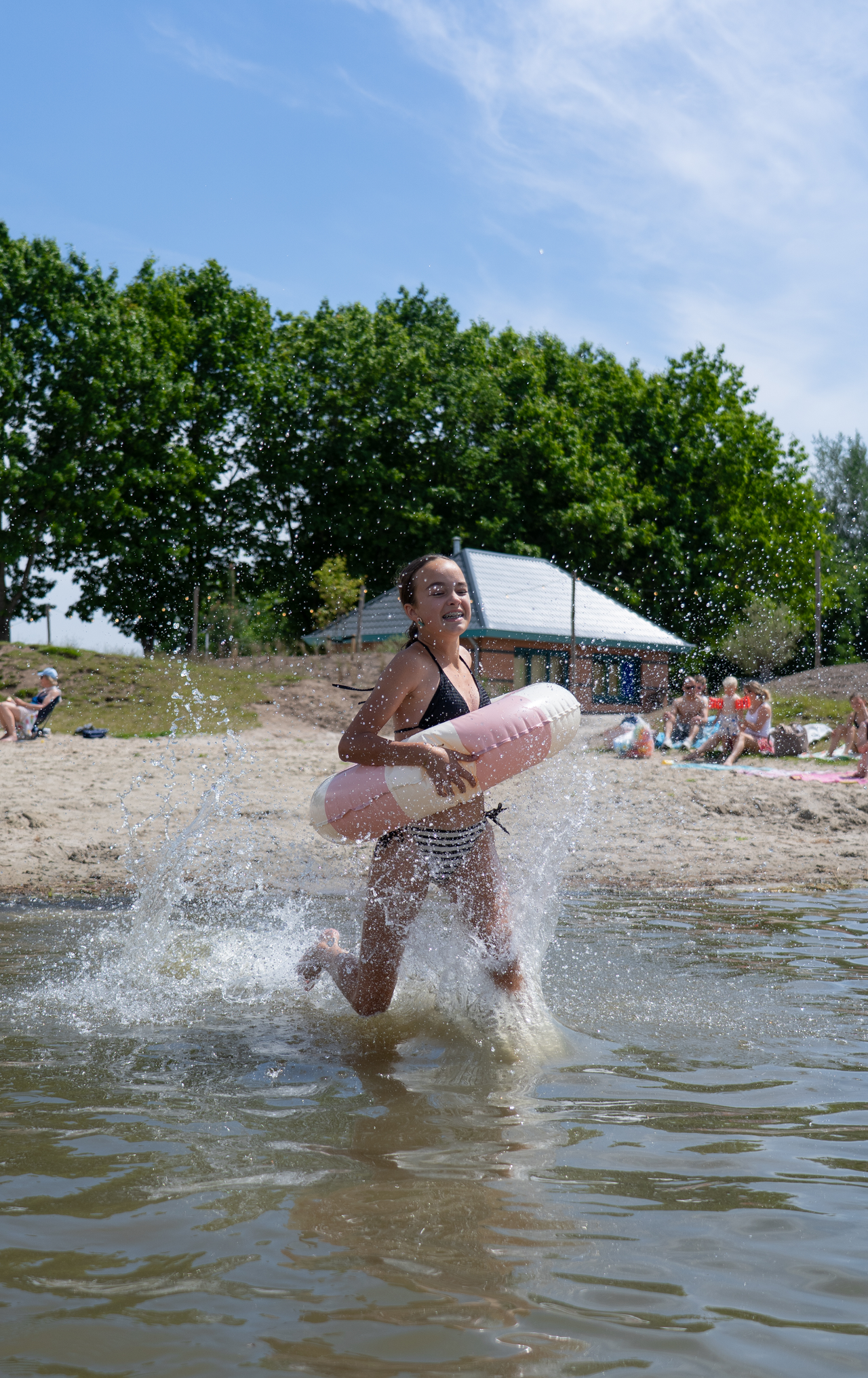 Meisje rent in het water