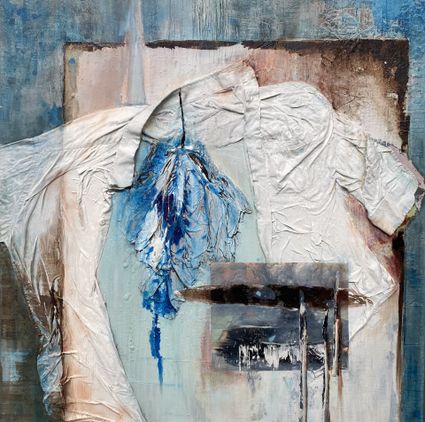 Kunstgalerie Galerie Van Slagmaat, Woerden, Groene Hart, abstract schilderij van Toos van Poppel met wit overhemd, blauwe verfstreken en gemengde technieken op doek.