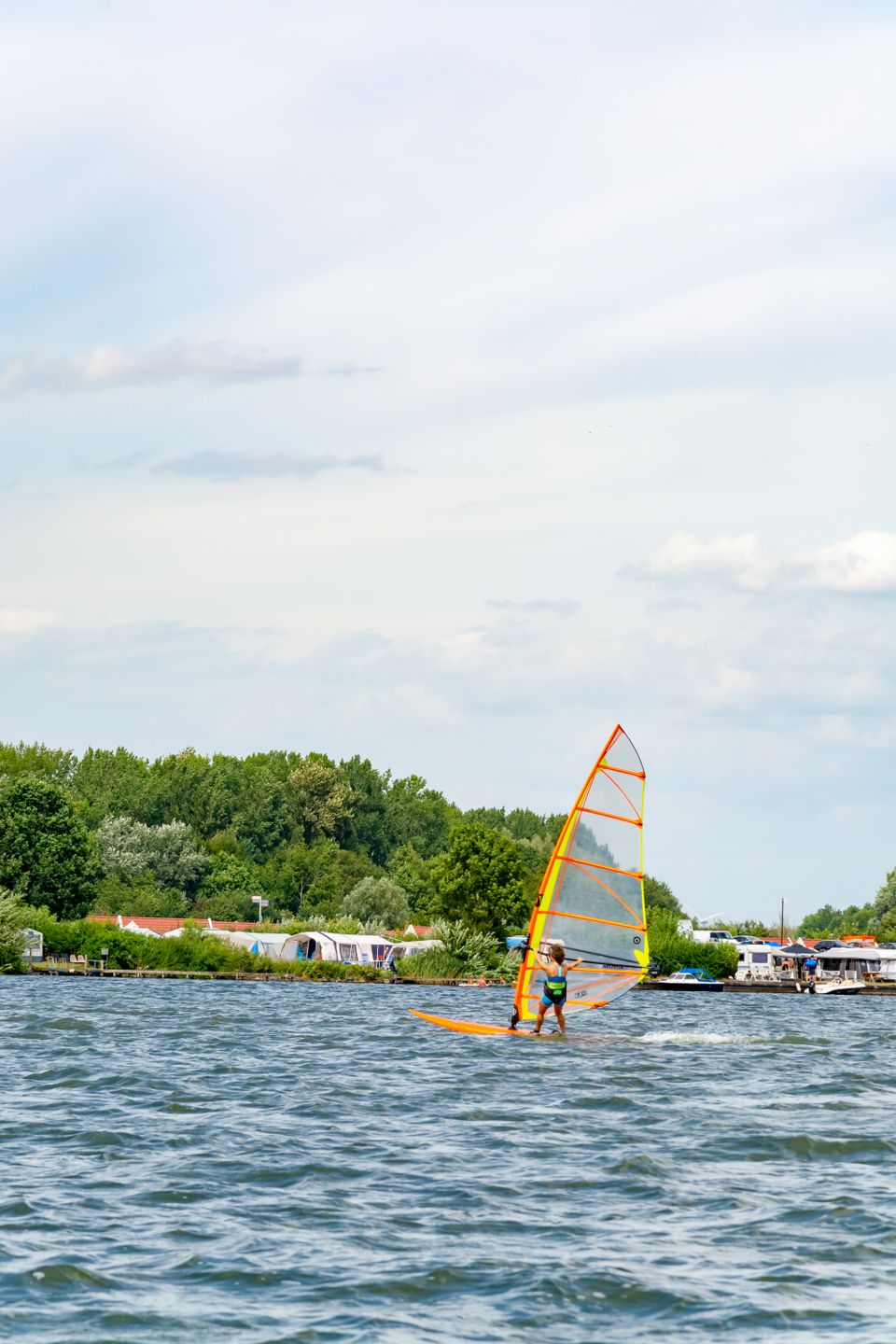 windsurfen veluwemeer camping op achtergrond
