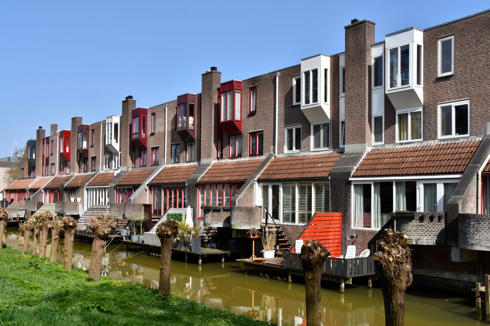 Woningen aan het water, structuralisme, 1980, Nieuwegein, Roodmus, Doorslag, foto uit 2021.
