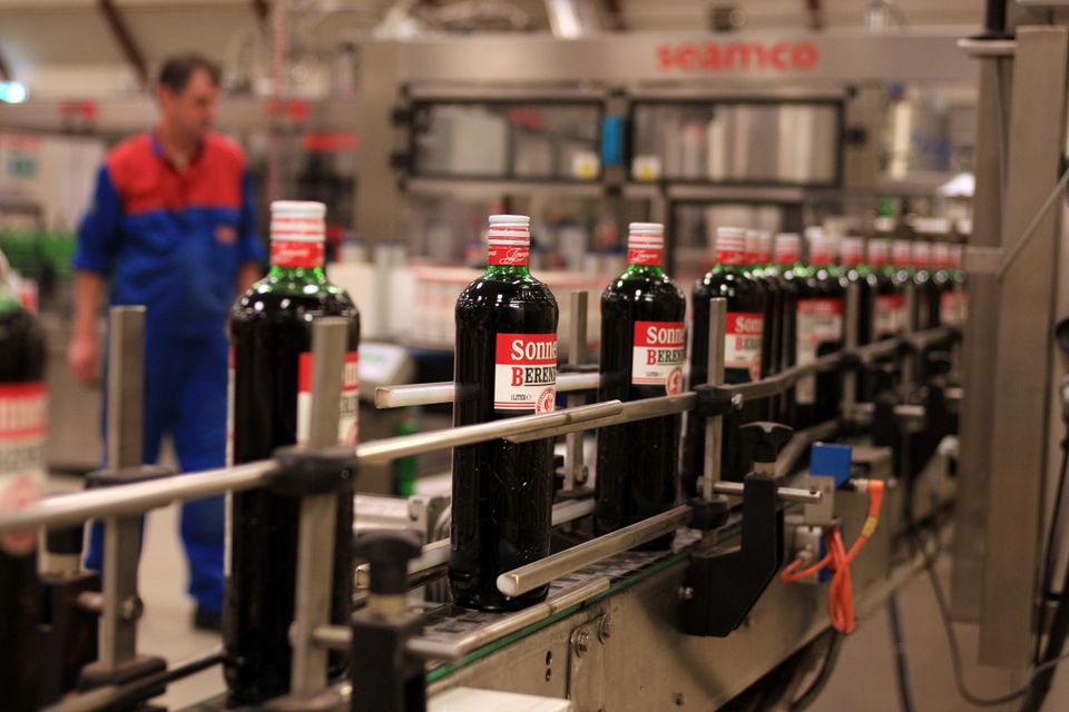 flessen berenbug in de sonnema fabriek