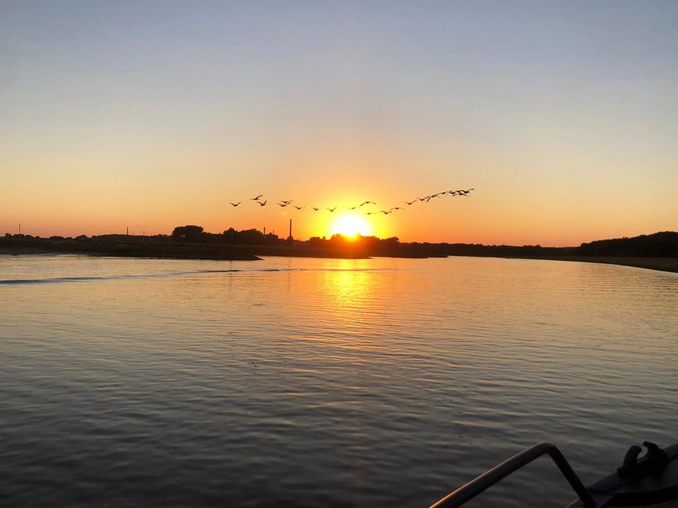 Er kan genoten worden van een fraiae zonsondergang vanaf het schip.