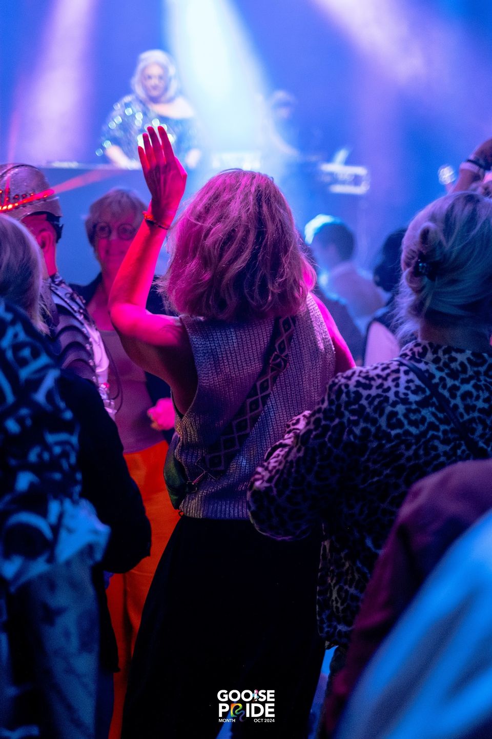 Gooise Pride Party met dansende mensen in de Vorstin en DJ Mayday op de achtergrond