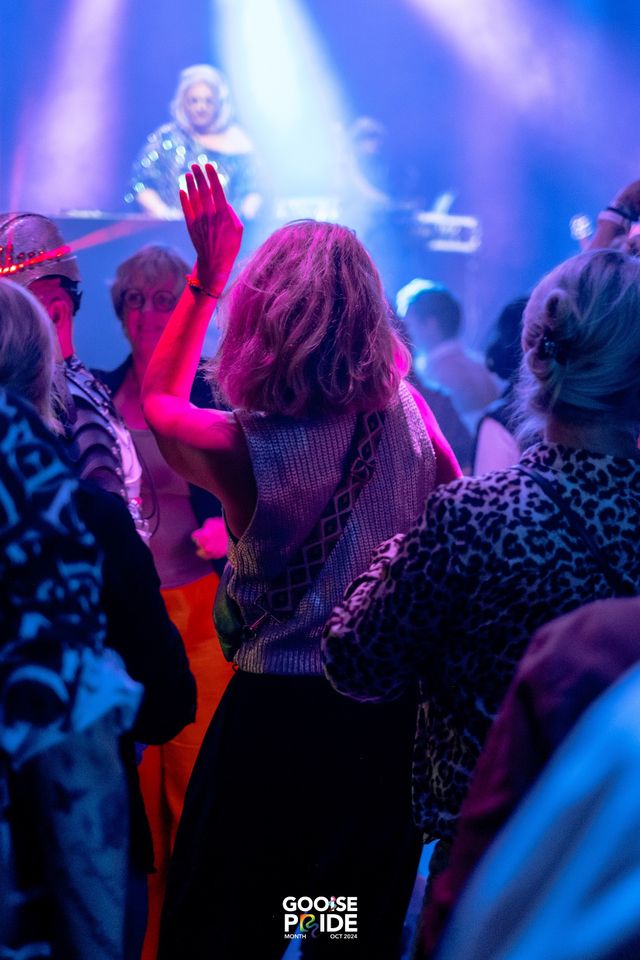 Gooise Pride Party met dansende mensen in de Vorstin en DJ Mayday op de achtergrond