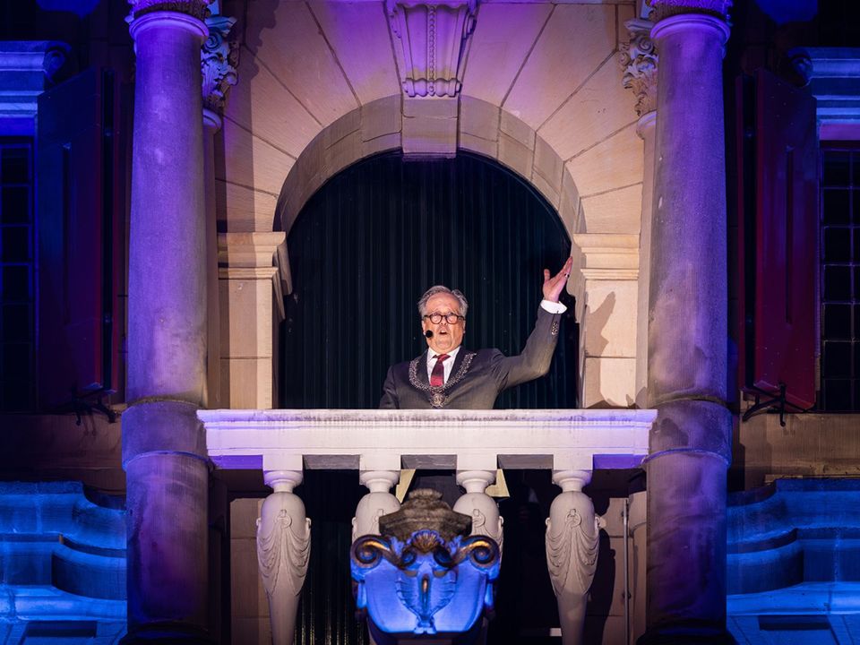 Burgemeester Alexander Pechtold vanaf het balkon op het stadhuis