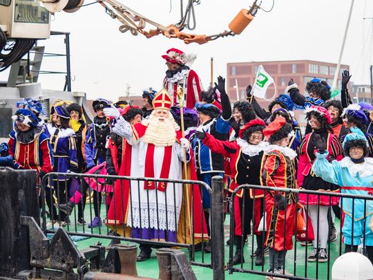 Sint en pieten komen met de stoomboot aan in de Bataviahaven in Lelystad