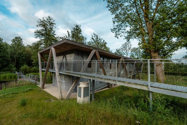 Het Dommelhuis met de brug