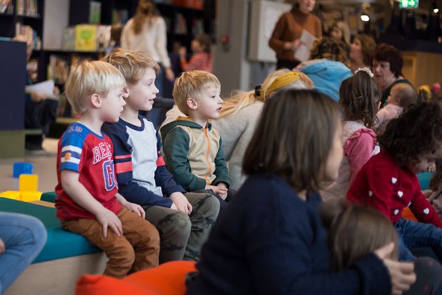 Peuters die worden voorlezen bij Bibliotheek DOK in Delft