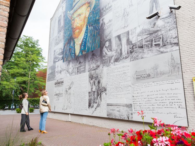 Twee vrouwen die naar een Van Gogh muurschildering kijken in Etten-Leur