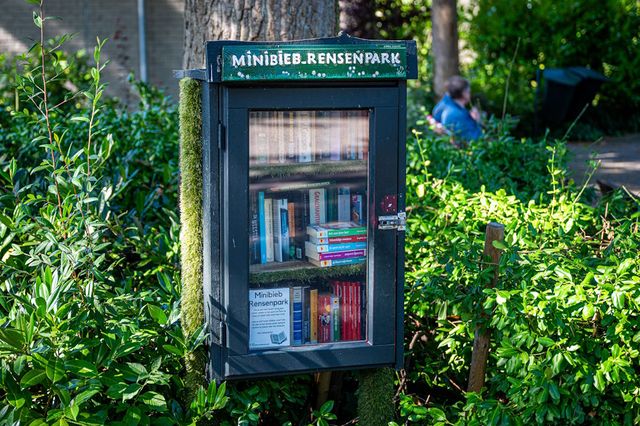 Eine Mini-Bibliothek im Rensenpark, wo man Bücher ausleihen kann.