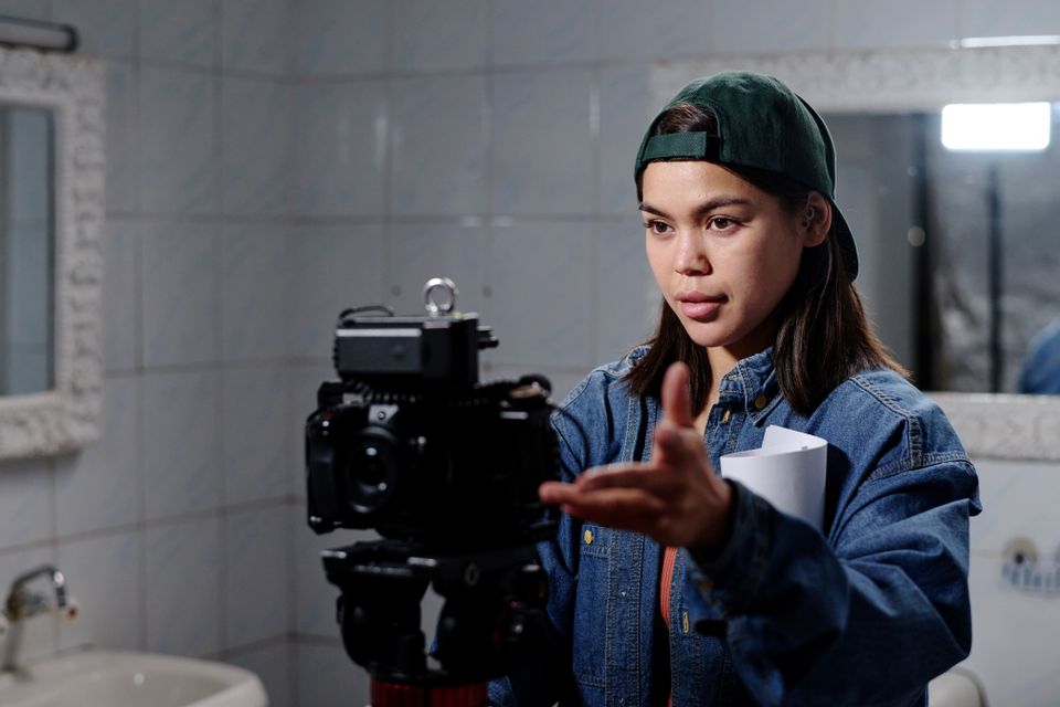 Culturele locatie Het Klooster in Woerden, Groene Hart, filmcursus waarbij deelnemers samen een camera instellen en uitleg krijgen over cameratechniek tijdens creatieve workshop.