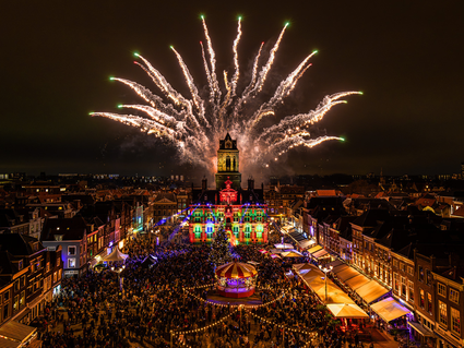Lichtjesavond 2024 in Delft met vuurwerk achter het Stadhuis op de Markt