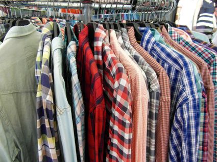 Kleding op kledingrek