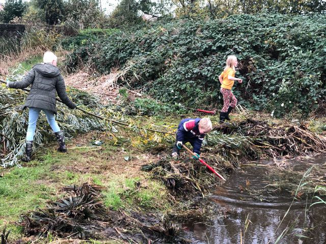 Natuurwerkdag Vlindertuin Lemmer aan de slag met het schoonmaken van de poelen