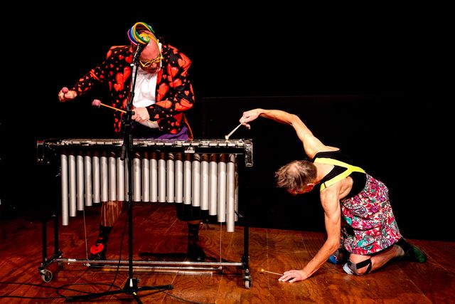 Speelt die ene clown nou echt zo razendsnel muziek?  En is die andere nou echt zo dom, of ben jij zo slim?