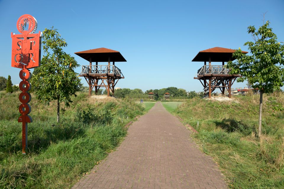 Wachttoren van park Matilo met fietspad
