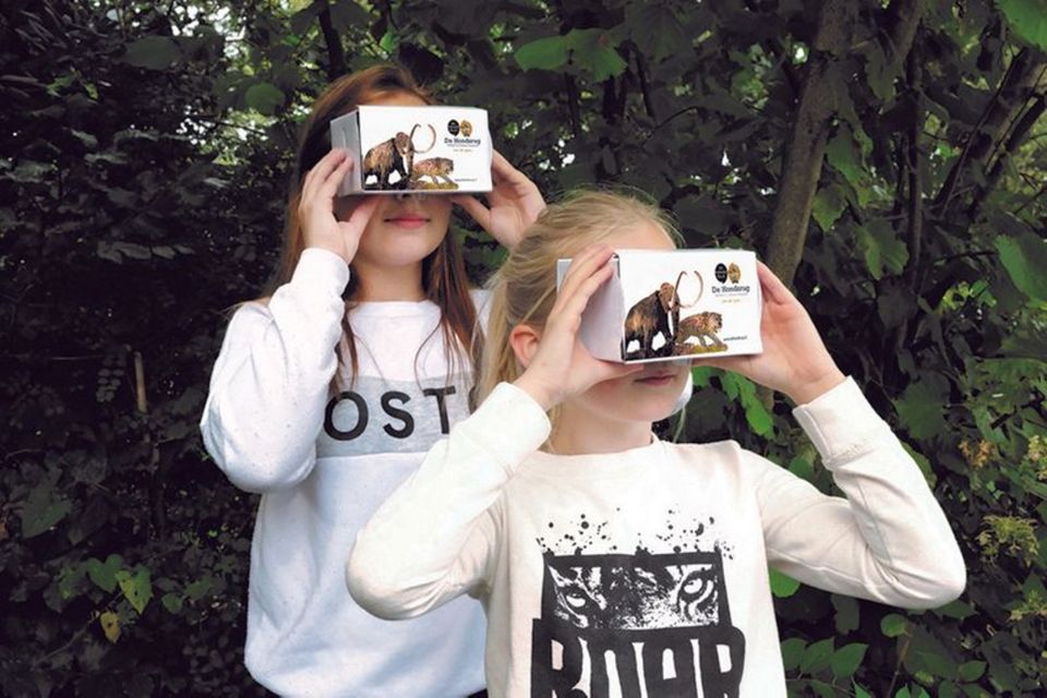 Twee meisjes kijken door een VR-bril.