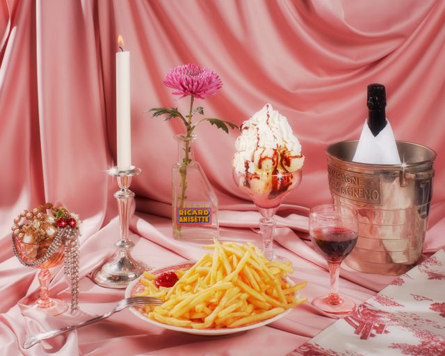 Frans Moulin Rouge sfeertje op foto met parelketting in cocktailglas