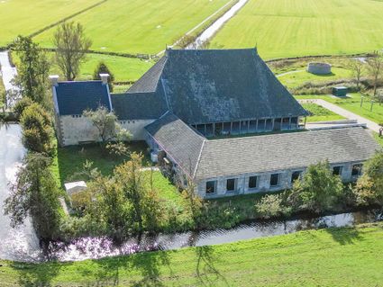 Klooster Westerhûs met op de achtergrond de buitenkapel