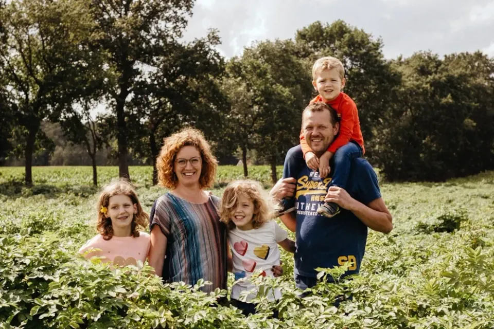Die Familie von Hoorn Asperges im Grünen.