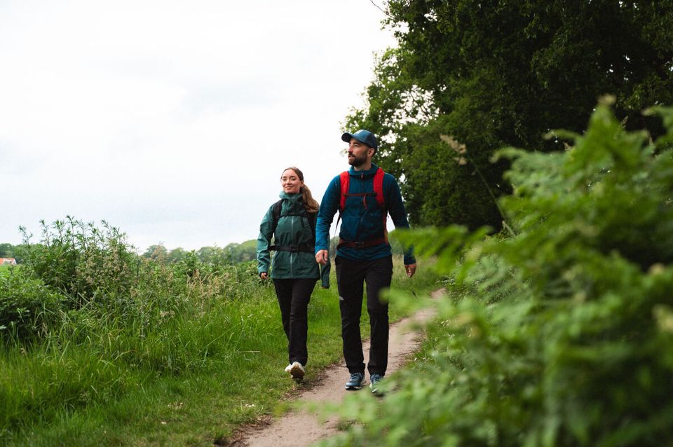 Een stel loopt over een wandelpad