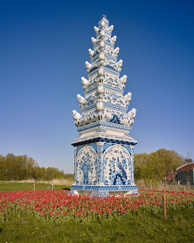Grootste tulpenpiramide ter wereld bij Land Art Delft in de lente met een tulpenveld