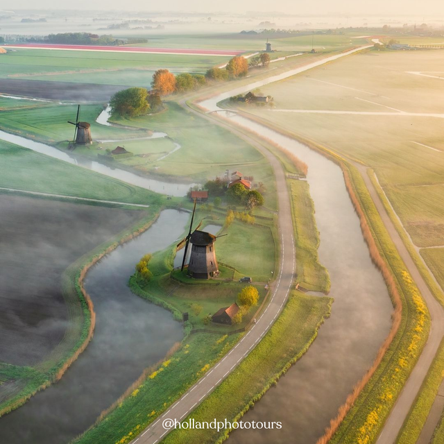 Een luchtfoto van de Schermermolens met de weilanden