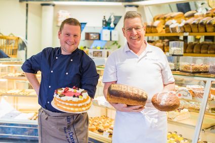 Vers brood en banket in de winkel van Bakkerij Van Dommelen in Montfoort met ambachtelijke specialiteiten.