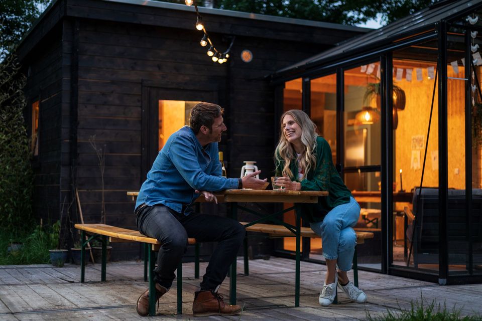 Man und Frau geniessen in einen Ferienhaus in Drenthe