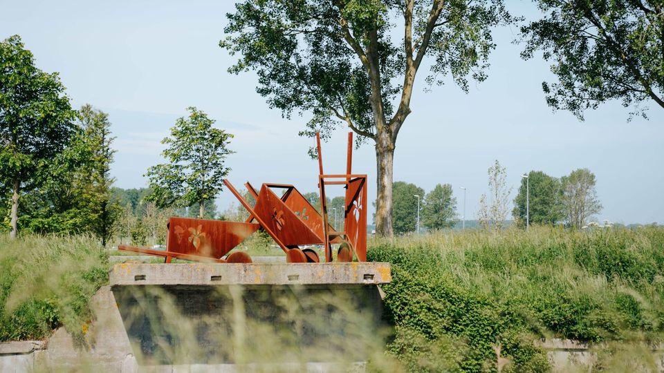 Buitenkunstwerk de bietenkadestort in Dirksland