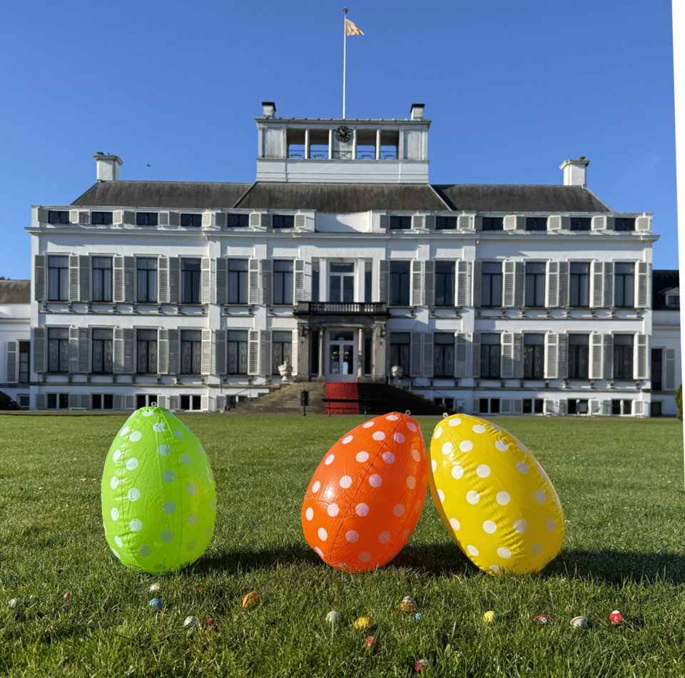 Grote opblaas paaseieren in de tuin voor Soestdijk