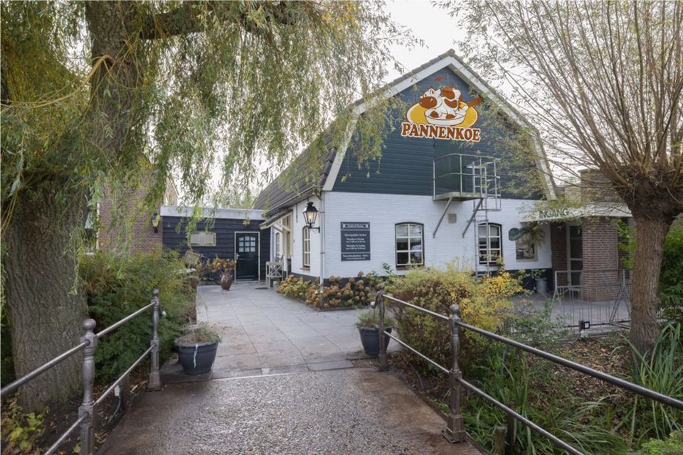 Restaurant Pannenkoe Leerbroek van buiten, bruggetje met daarachter een boerderij.