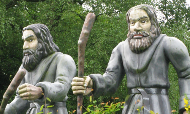 Twee grote beelden van Ellert en Brammert.
