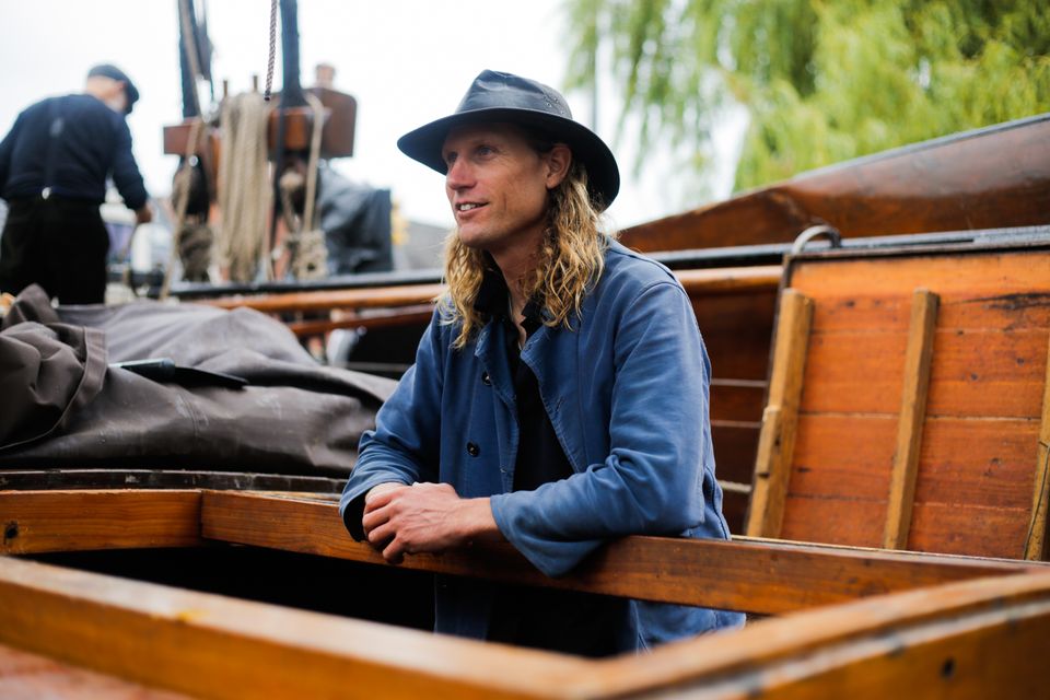 een man met een hoed in een boot