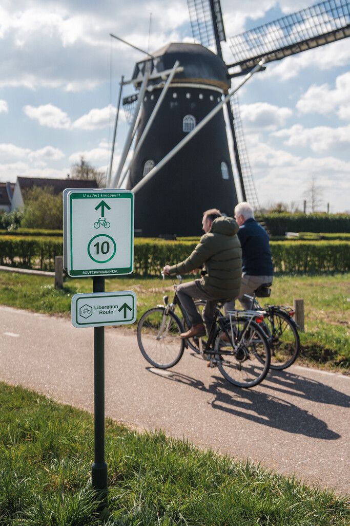 Volg de bordjes met 'Liberation Route'. Deze hangen onder de reguliere knooppuntborden.