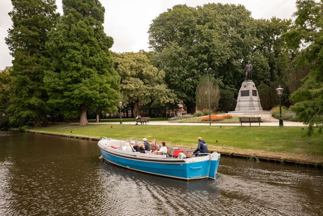 Elektrische rondvaartboot op de Leidse grachten