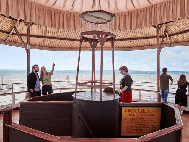 Bezoekers kijken naar het panoramische schilderij Panorama Mesdag, geschilderd in 1881 door H.W. Mesdag. Het schilderij toont het dorp Scheveningen in 1881.