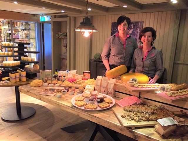 Medewerkers presenteren kazen, zuivel en andere streekproducten in de landwinkel van Boerderij De Weistaar in Maarsbergen. De foto laat het lokale en ambachtelijke aanbod van de boerderijwinkel zien.
