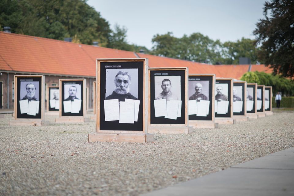 Borden met foto's op het terrein van het Gevangenismuseum Veenhuizen.