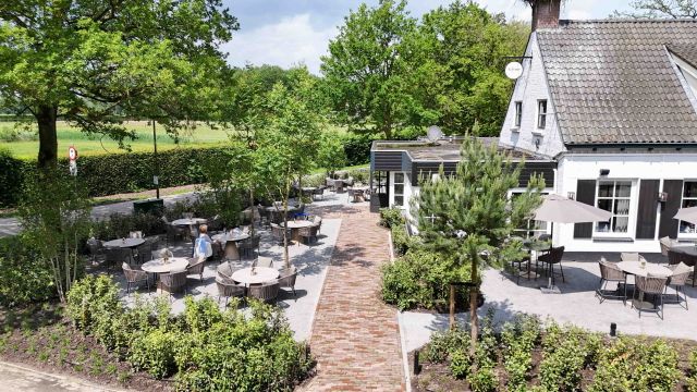 Dronebeeld van het terras met tafeltjes en zwarte stoelen van Jan en Ellen In Moergestel
