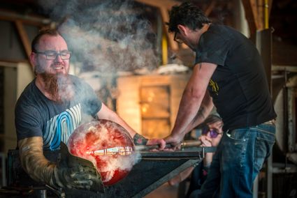 Glasblazer in glasblazerij in Leerdam